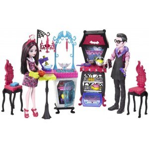 Игровой набор MONSTER HIGH - Кухня вампиров с Дракулаурой и ее отцом