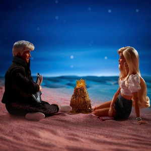 Коллекционные куклы Кен и Барби из фильма «Barbie» (в образе из сцены у костра «4 часа спустя», в пляжных нарядах) Коллекционные куклы Кен и Барби из фильма «Barbie» (в образе из сцены у костра «4 часа спустя», в пляжных нарядах)